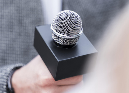 close-up-journalism-microphone